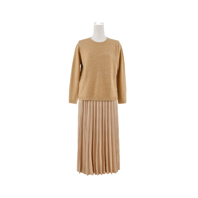 How does a Merino wool blend achieve both warmth and pilling resistance?