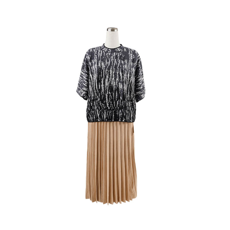 The intellectual charm of the women's round-neck three-quarter sleeve shirt